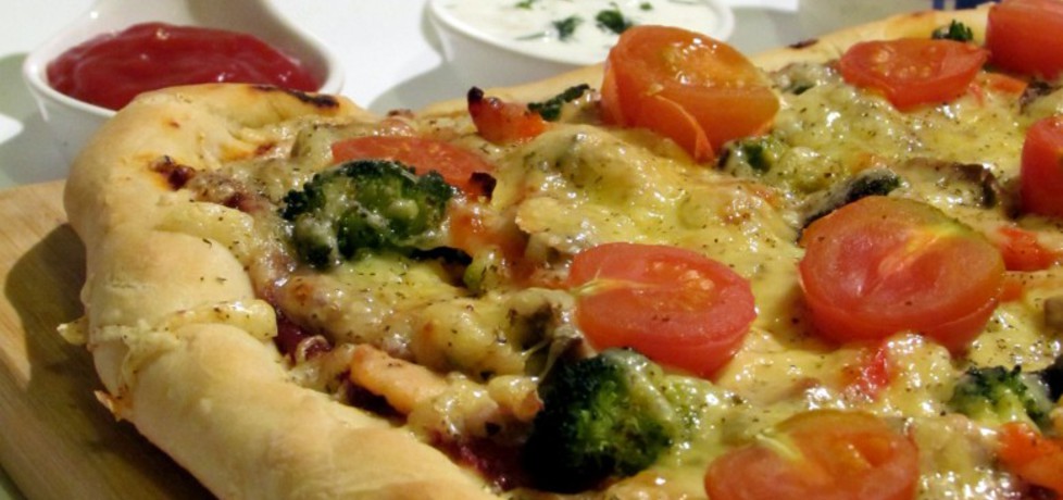 Pizza z kurczakiem i brokułami (autor: rosik93)