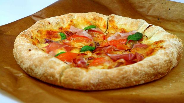 Przepis  pizza na wypasie z serem w rancie przepis