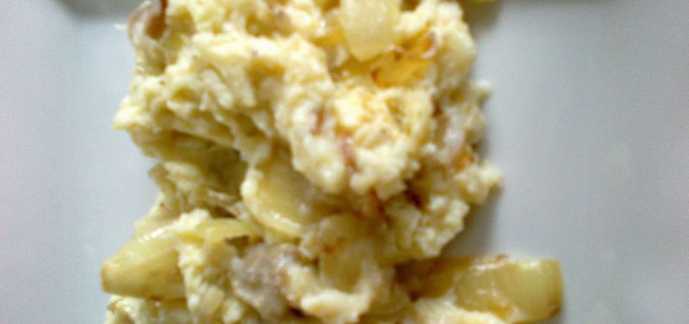 Jajecznica ze strusiego jaja z cebulą i boczkiem (porcja ...