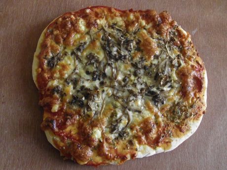 Przepis  pizzerinki z mozzarellą i pieczarkami przepis