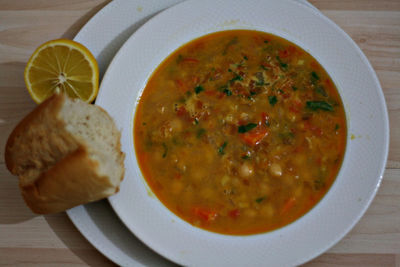 Zupa marokańska z imbirem i ciecierzycą