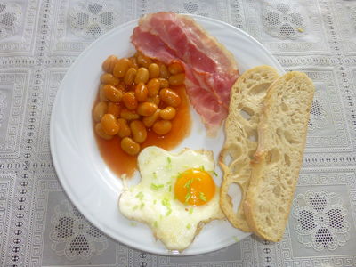 Pożywne śniadanie z jajkiem sadzonym i boczkiem