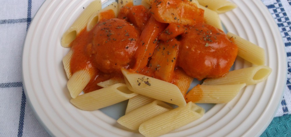 Pulpeciki drobiowe w sosie pomidorowym z warzywami. (autor ...