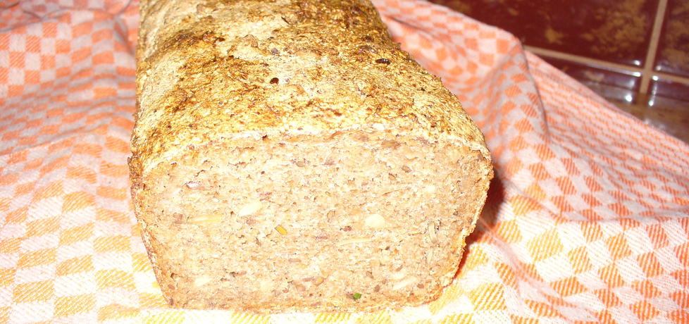 Chleb z mąki pszennej razowej z dodatkiem ziaren na zakwasie ...