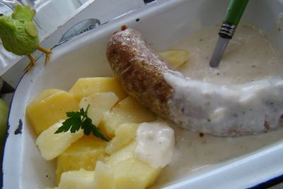 Biała kiełbasa z sosem żurkowym