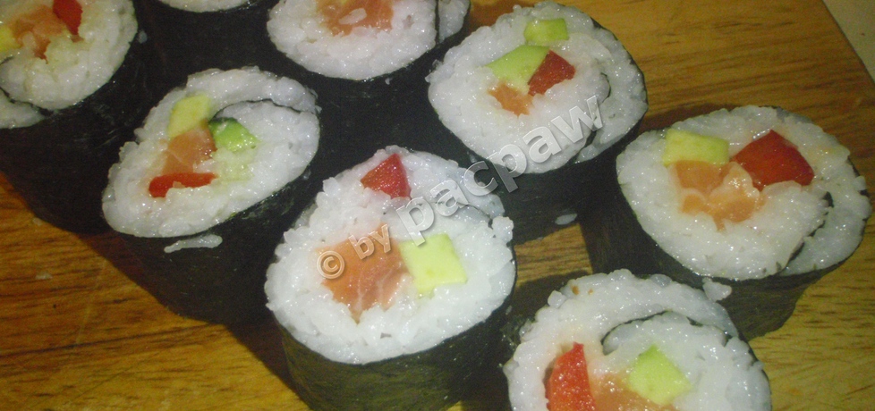 Sushi maki z łososiem, papryką i awokado z domowym tezu (autor ...