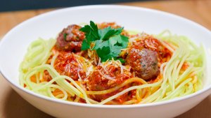 Spaghetti z klopsami mięsnymi i sosem pomidorowym