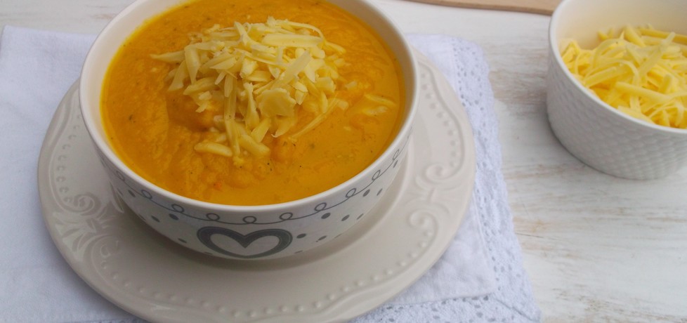 Zupa krem z kalafiora i marchewki z serem żółtym. (autor ...