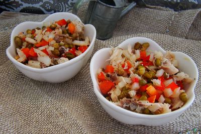 Zdrowa sałatka z makreli wędzonej i fasoli mung
