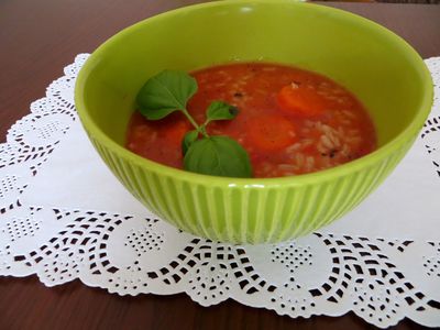 Zupa pomidorowa z pastą z trawy cytrynowej