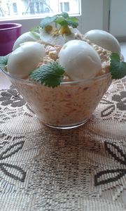 Sałatka ryżowa z jajkami i warzywami