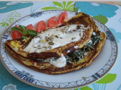 Pyszny i pożywny omlet ze szpinakiem, pestkami dyni i słonecznika ...