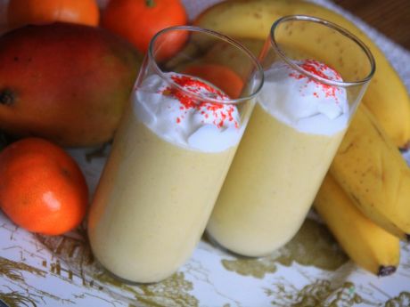 Przepis  deser z mango i bitą śmietaną przepis