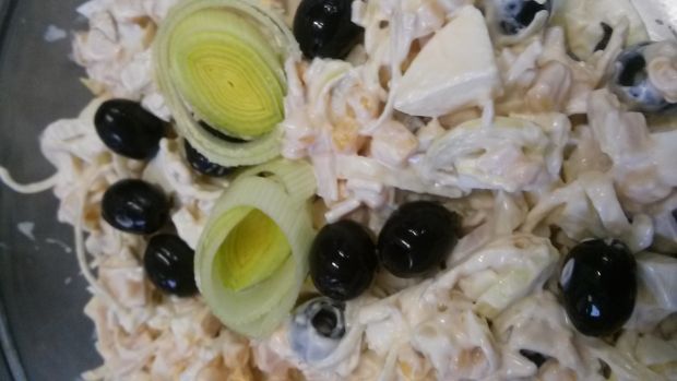 Przepis  sałatka z oliwek, pora i jajek przepis