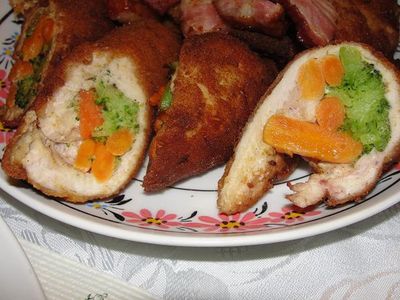 Roladki z kurczaka nadziewane marchewką i brokułami ...