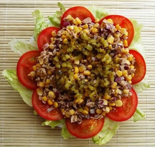 Przepis  salatka z tuńczykiem i pomidorami przepis