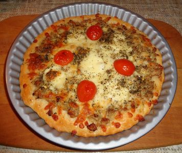 Pizza z mielonym mięsem, serem i pomidorem.