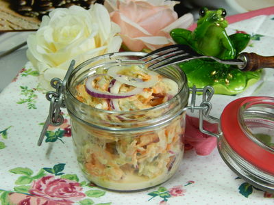 Surówka z ogórków kiszonych, marchewki i cebuli