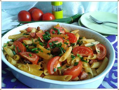 Zapiekane rurki z kiełbasą i pomidorami