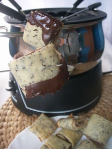 Naleśnikowe ślimaki makowe z masą w czekoladowym fondue ...