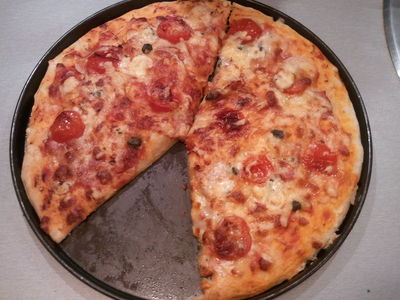 Pizza z pomidorami i rukolą