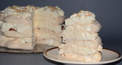 Tort bezowy z masłem orzechowym i powidłami