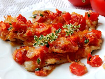 Filety śledziowe z cebulą i pomidorami