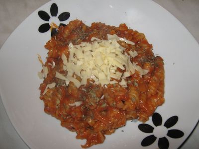 Świderkowe pomidorowe spaghetti z bazylią i serem ...