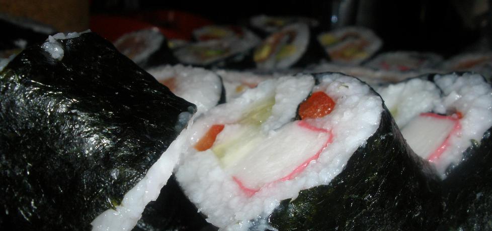 Sushi z paluszkami surimi, papryką, awokado i ogórkiem (autor ...