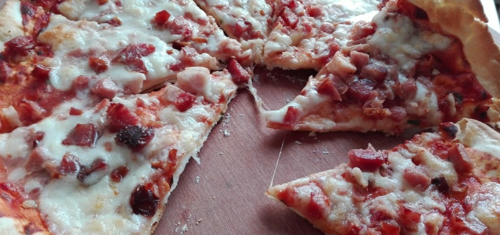 Włoska pizza z szynką i mozzarellą (autor: konczi)
