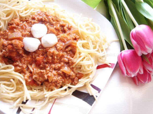 Przepis  spaghetti po bolońsku z mini mozzarellą przepis