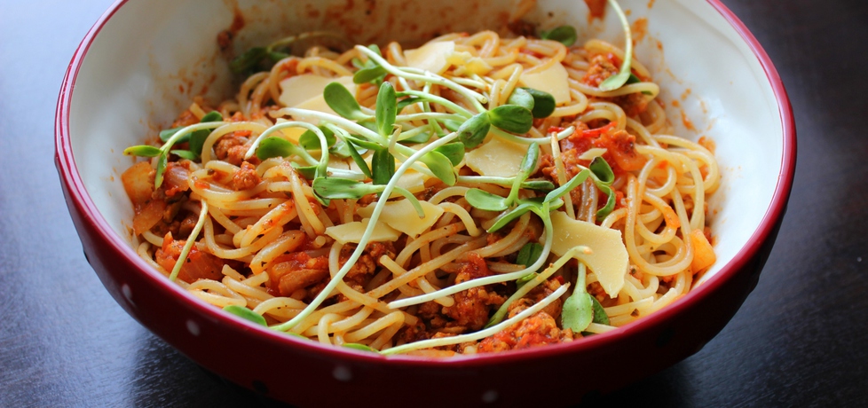 Spaghetti bolognese z kiełkami słonecznika (autor: pyszota ...