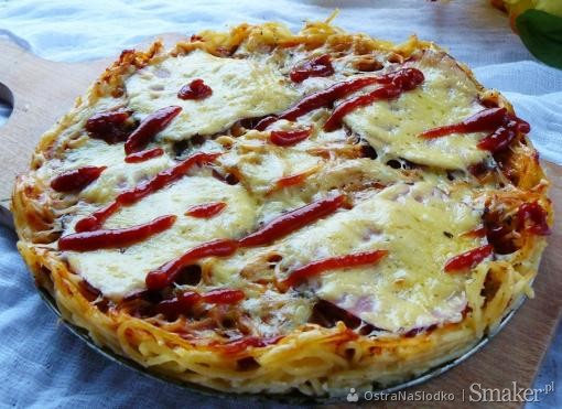 Makaronowa pizza z szynką i ciągnącym serem