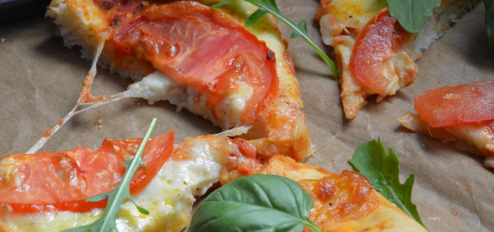 Pizza z pomidorami i mozzarelą (autor: szczyptachili ...
