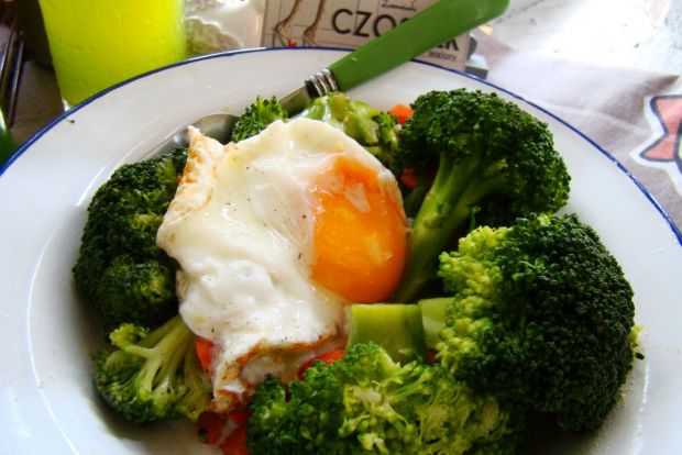 Przepis  brokuł z marchewką i jajem sadzonym przepis