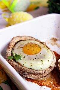 Jajka zapiekane w pieczarkach portobello