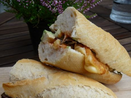 Przepis  kanapka z awokado i smażonym serem przepis