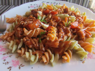 Kolorowe spaghetti świderkowe z mięsem i papryką