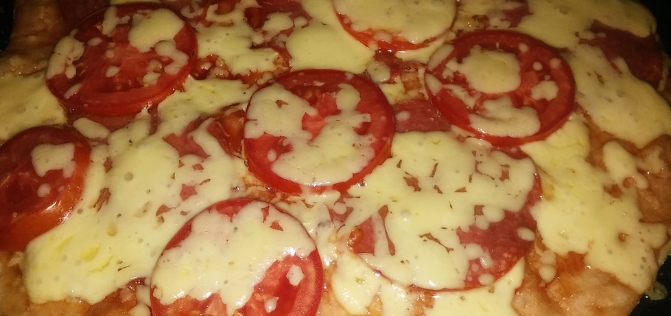 Pizza z salami, pomidorem i serem (autor: gosia1988 ...