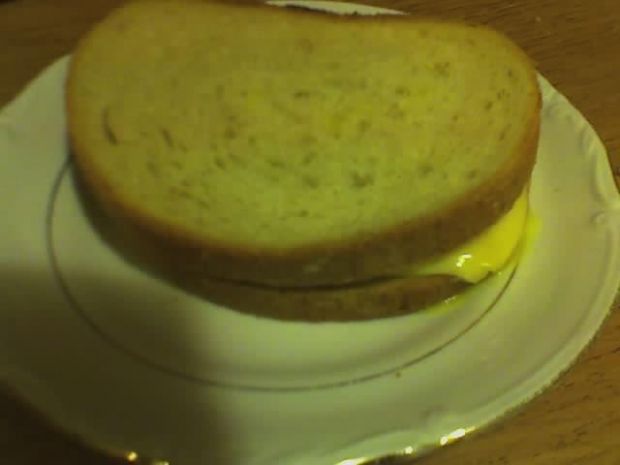 Przepis  kanapka 'na ciepło' z serem i szynką przepis