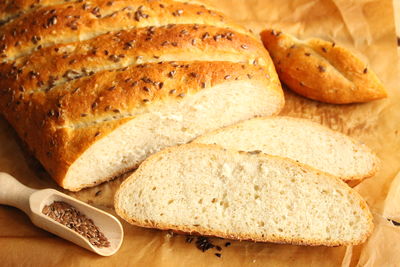 Chleb z błyszczącą skórką i siemieniem lnianym