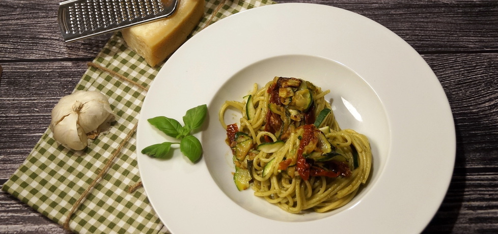 Spaghetti z pesto, cukinią i suszonymi pomidorami (autor: kulinarne ...