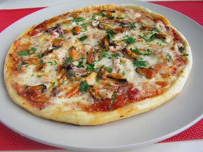 Pikantna pizza z owocami morza na cienkim cieście