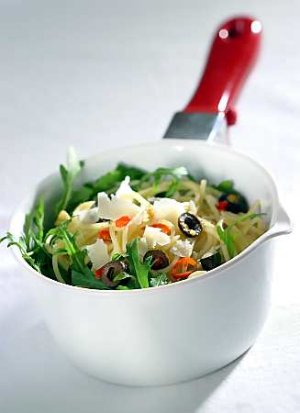 Spaghetti z oliwkami i rukolą  prosty przepis i składniki