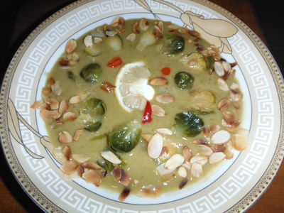 Pikantna zupa brukselkowa z curry.