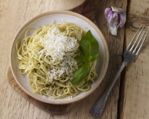 Spaghetti migdałowo-bazyliowe  prosty przepis i składniki