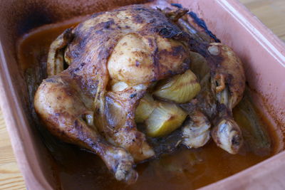 Kurczak nadziany cebulą pieczony na rabarbarze