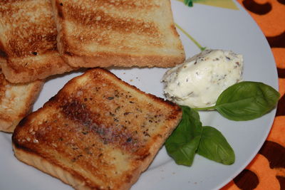 Grillowane tosty z masełkiem ziołowym własnej produkcji
