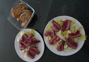 Sałata z serem pleśniowym i grillowanym stekiem