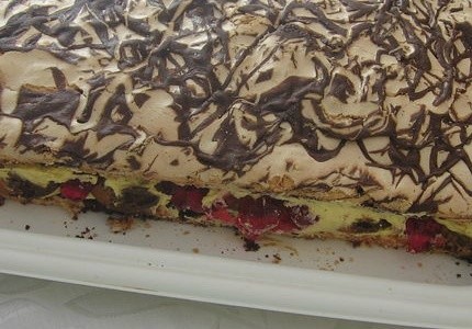 Ciasto z kremem ajerkoniakowym i galaretką malinową